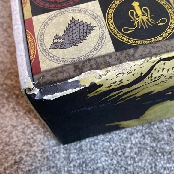 Game of Thrones Blanket & Box Contains-Apron, Banner, Banner Pin, Vinyl Bust NEW - Picture 8 of 13